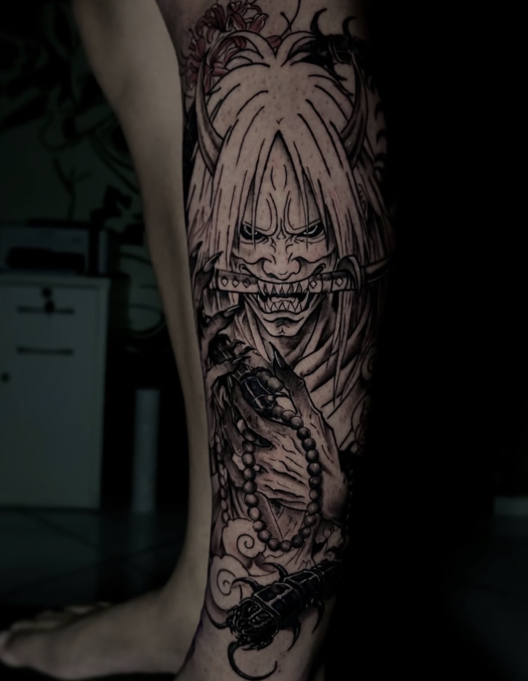 Trabalho de tatuagem em preto e cinza por Juba
