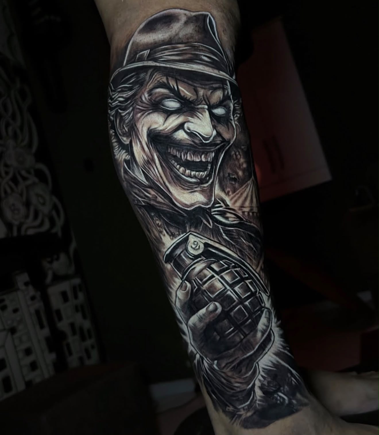 Tatuagem realista de personagem em preto e cinza