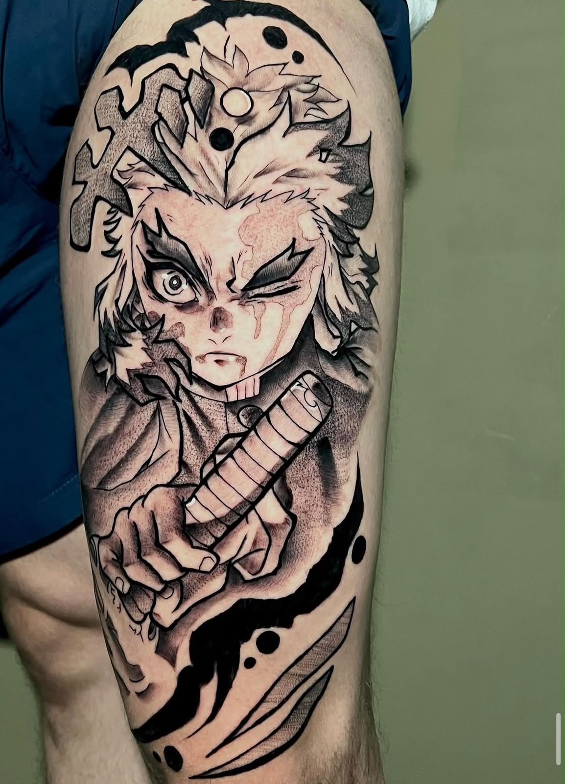 Tatuagem de personagem de anime com espada