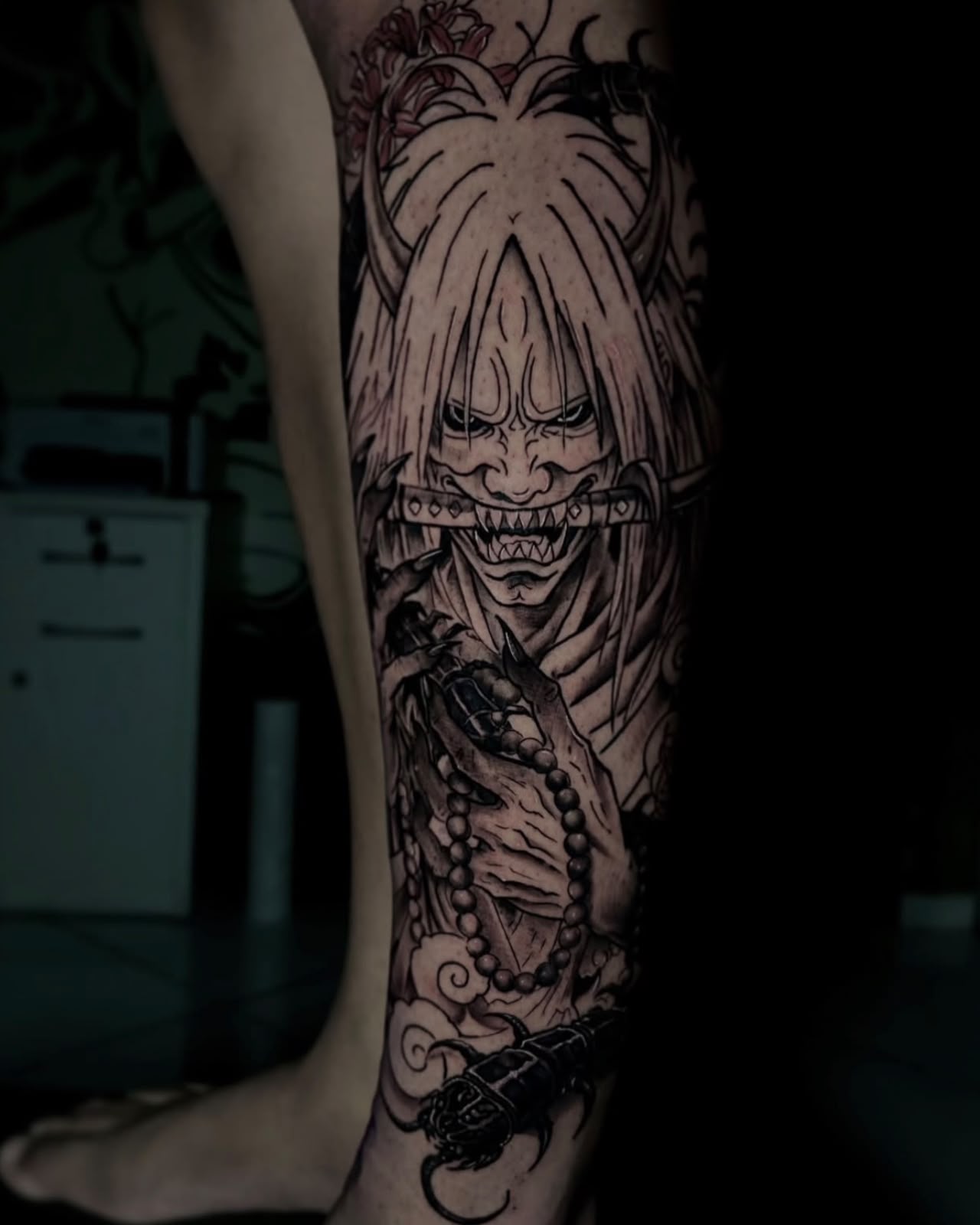 Tatuagem de guerreiro japonês com elementos orientais