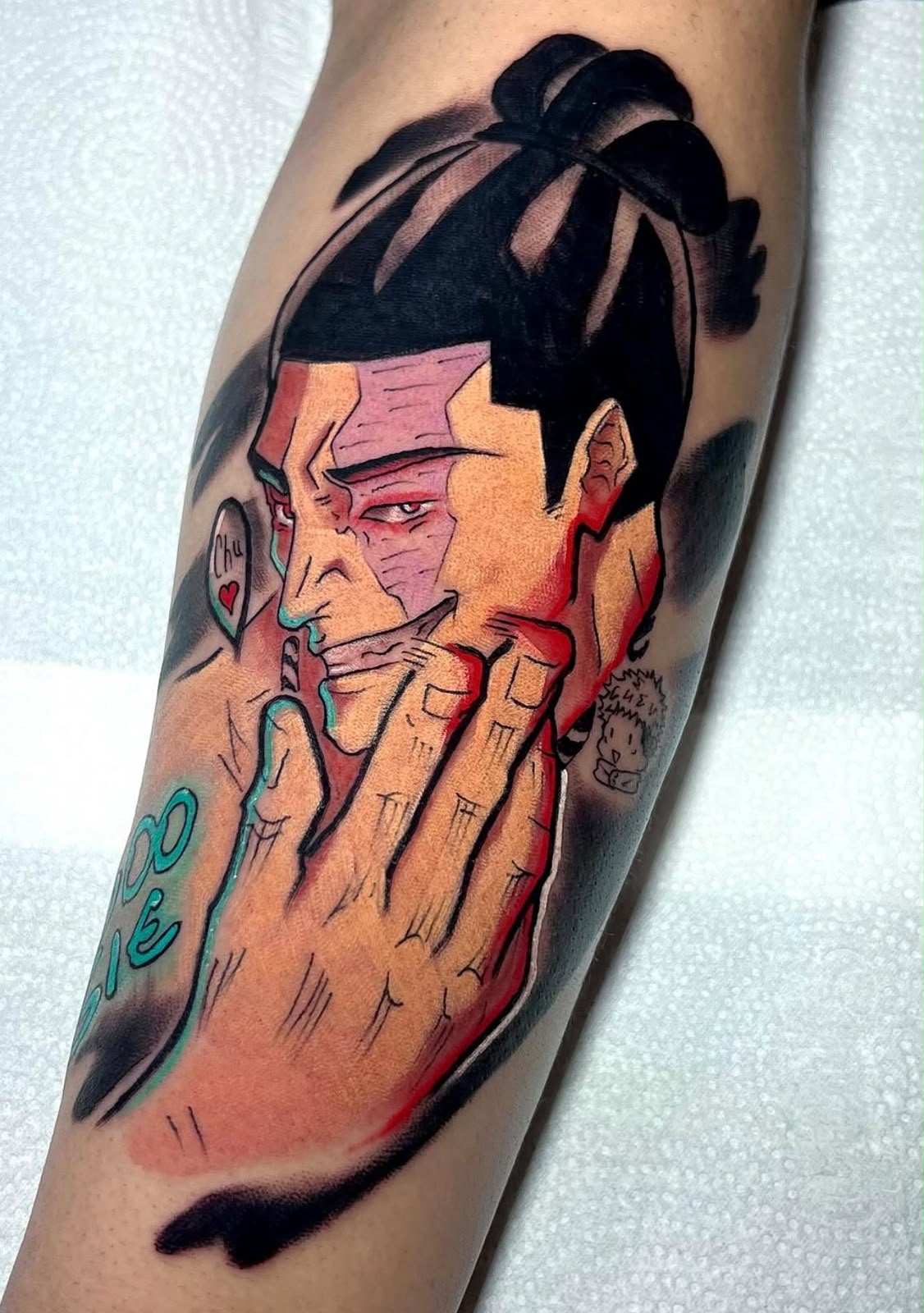 Tatuagem colorida de personagem de anime